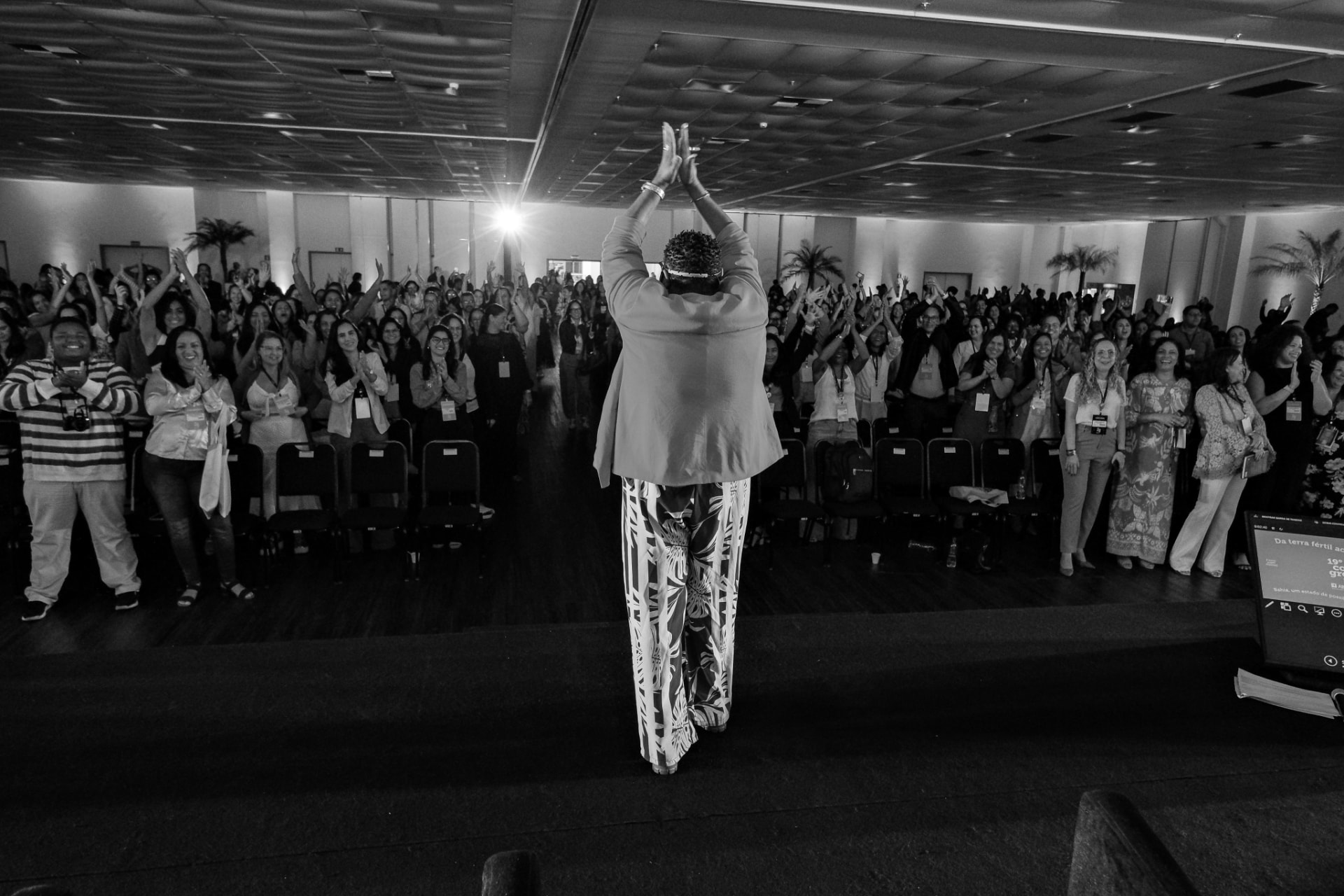 Gladys em atividade com o público durante um encontro presencial